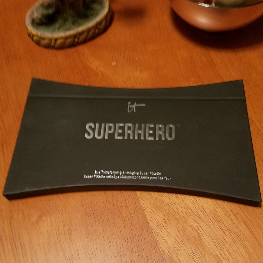 It Cosmetics Superhero palette